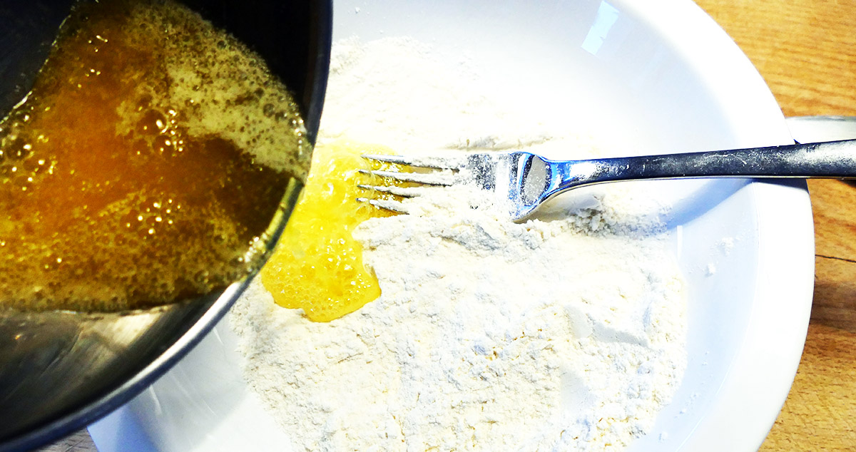 für die Streusel Butter mit Mehl und Zucker vermischen