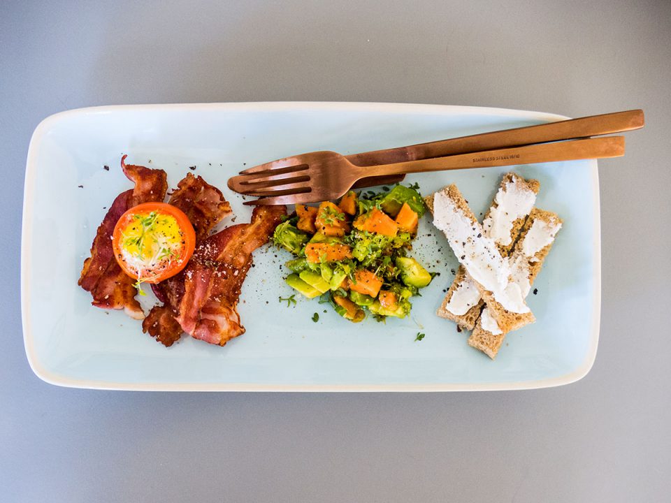 Snack mit Wachtelei, Speck und Avocado - Gaumenschrei