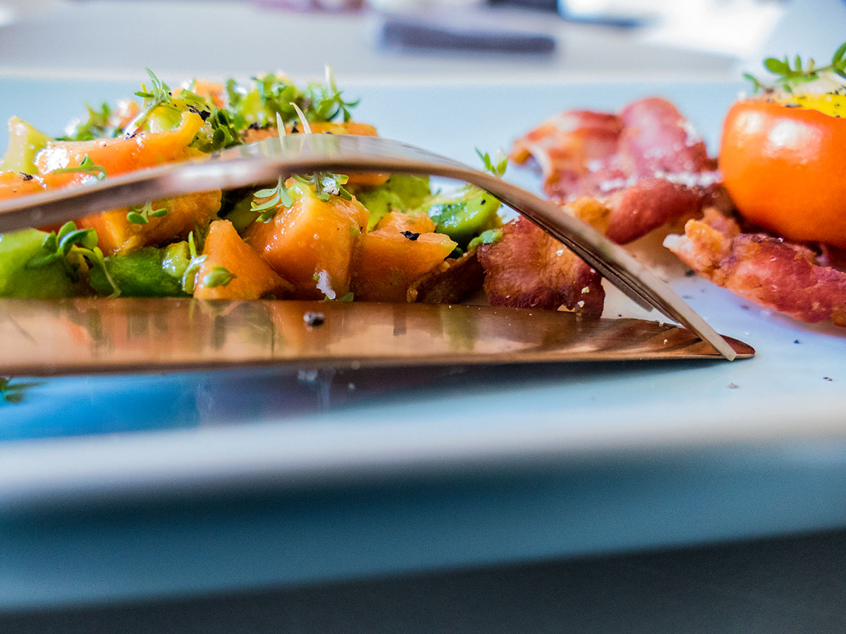 Snack mit Wachtelei, Speck und Avocado - Gaumenschrei